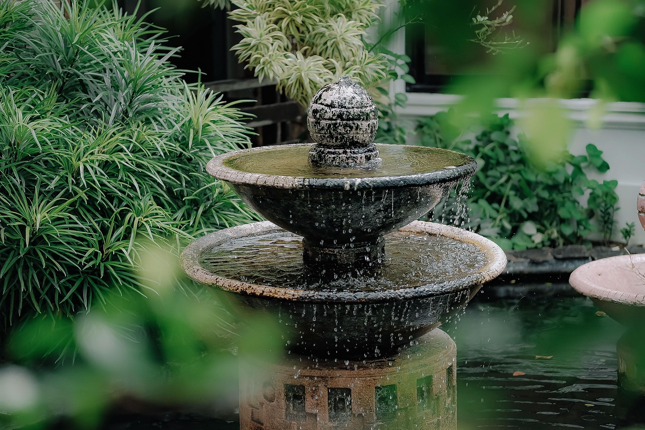 Dekorative Wasser- und Gestaltungselemente im Garten